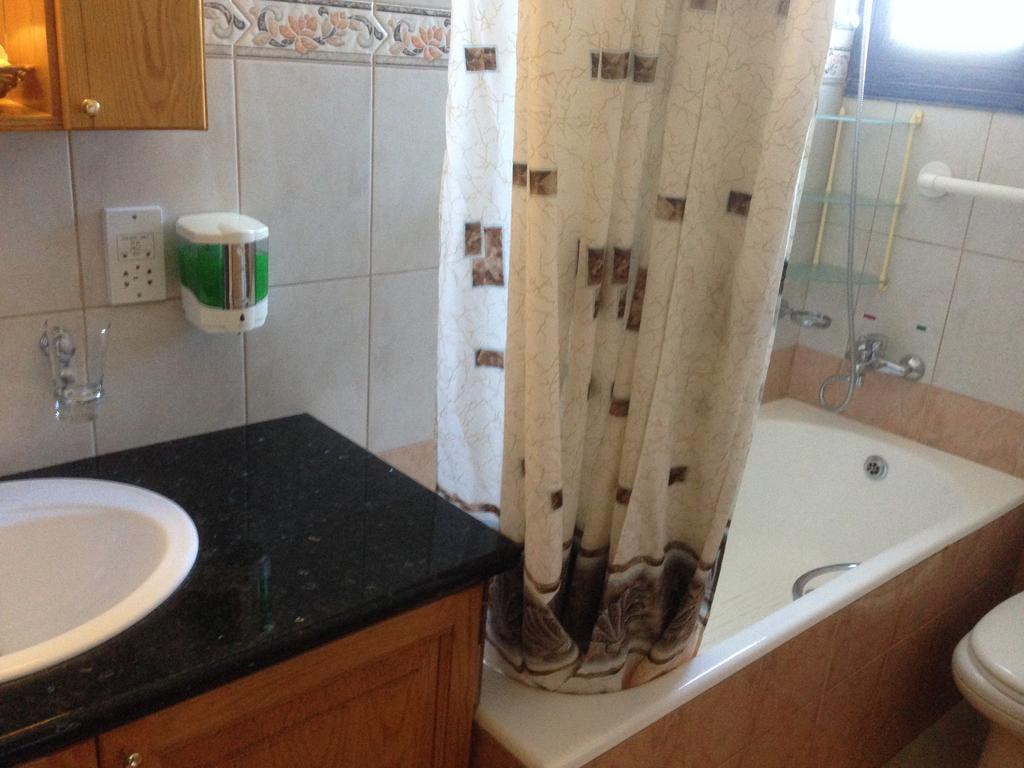 פומוס Astrofegia Beachfront Villa חדר תמונה