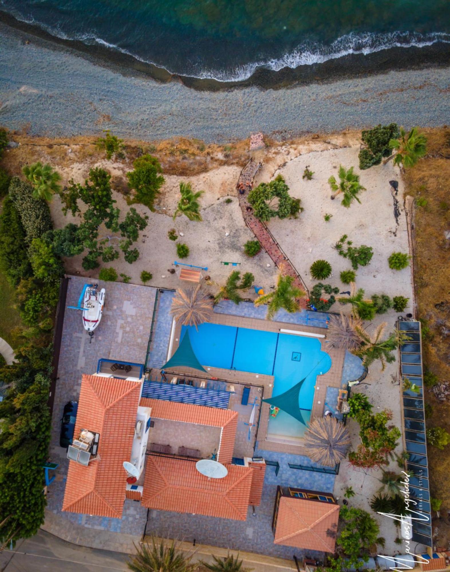 פומוס Astrofegia Beachfront Villa מראה חיצוני תמונה
