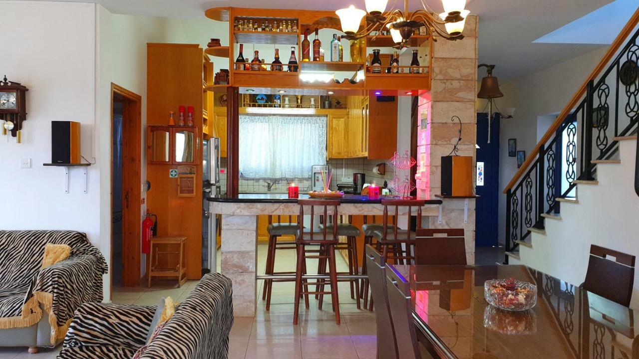 פומוס Astrofegia Beachfront Villa מראה חיצוני תמונה