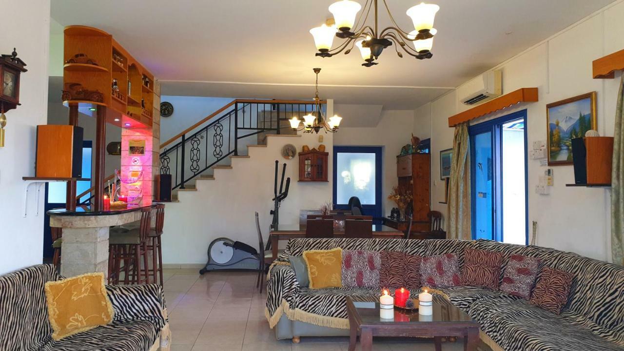 פומוס Astrofegia Beachfront Villa מראה חיצוני תמונה