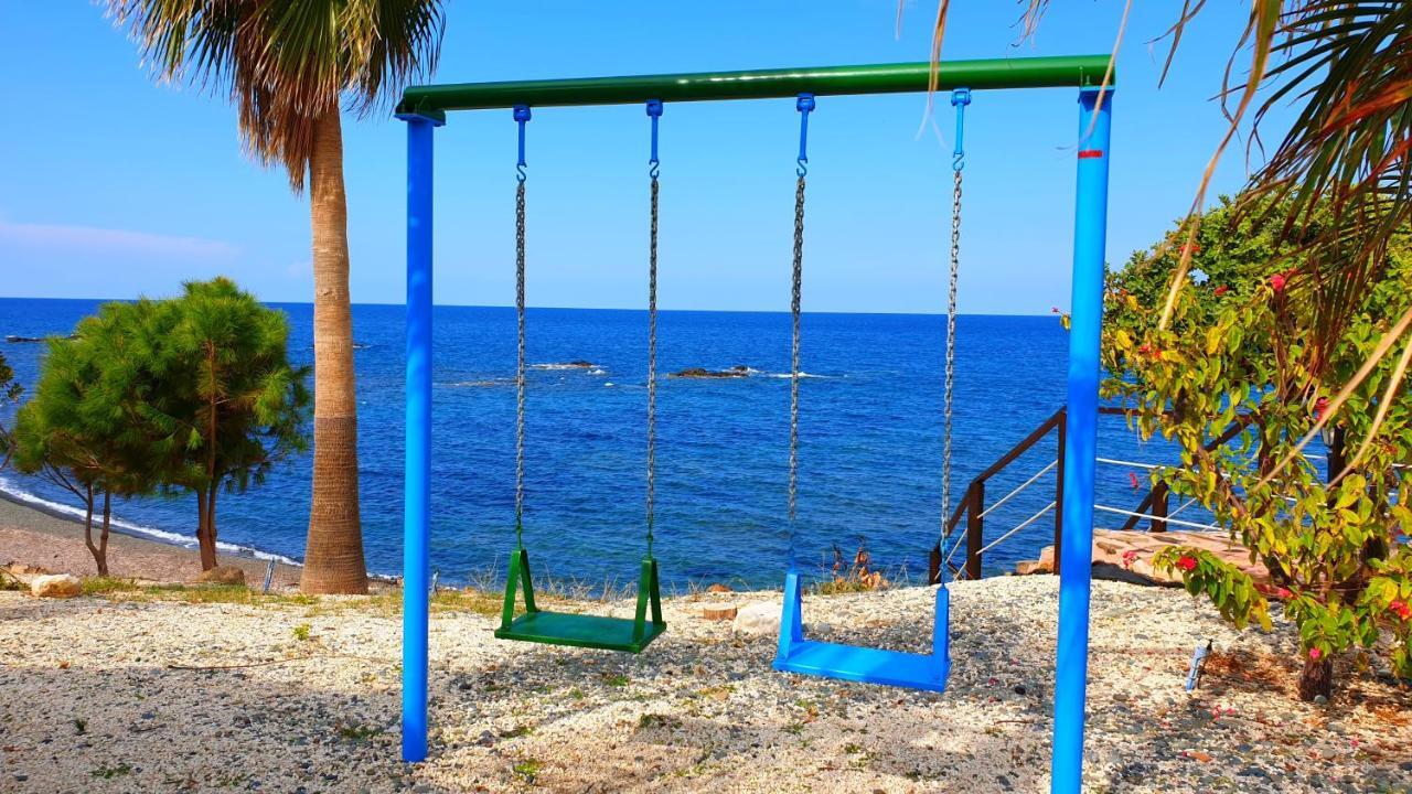 פומוס Astrofegia Beachfront Villa מראה חיצוני תמונה